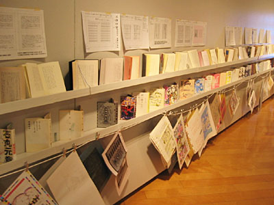 壁の本の列