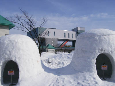 かまくらと秋田県立近代美術館